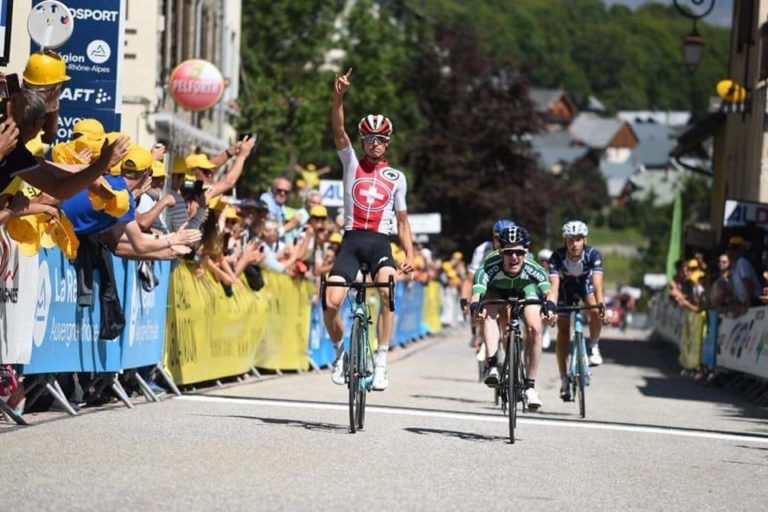 Gino Mäder sur le podium du Tour de l'Avenir ! - IAM Cycling